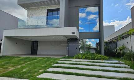 Casa no condomínio Jardim Versailles disponível para venda em Uberlândia-MG