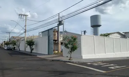Galpão comercial  disponível para locação e venda no bairro Alto Umuarama em Uberlândia-MG