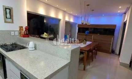 Casa no condomínio Village Paradiso 1 disponível para venda em Uberlândia-MG