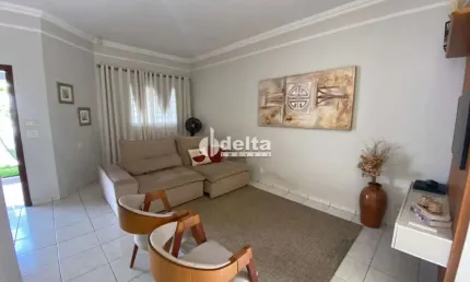 Casa residencial e comercial disponível para locação e venda no bairro santa mônica em uberlândia-mg.