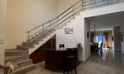 Casa sobrado disponível para venda no bairro Jardim Patrícia em Uberlândia-MG