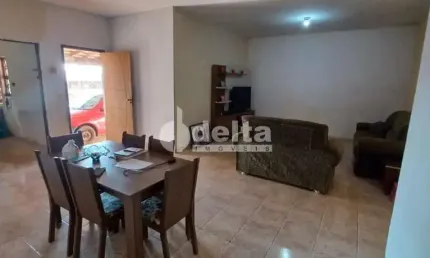 Casa disponível para venda no bairro Santa Mônica em Uberlândia-MG