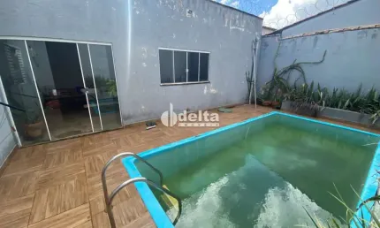 Casa residencial disponível para venda no bairro Santa Mônica em Uberlândia-MG