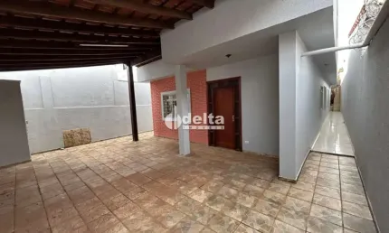 Casa disponível para locação e venda no bairro Brasil em Uberlândia-MG