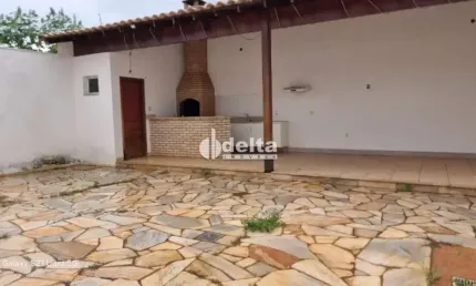 Casa disponível para locação e venda no bairro Jardim Karaiba em Uberlândia-MG.