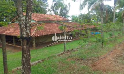 Chácara disponível para venda no bairro Recreio Lago Azul em Uberlândia-MG