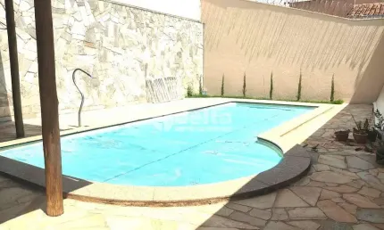 Casa residencial disponível para venda no bairro Santa Mônica em Uberlândia-MG