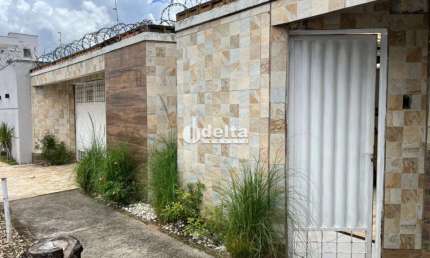 Casa residencial disponível para venda no bairro Santa Monica em Uberlândia-MG