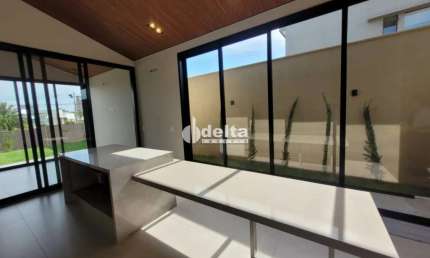 Casa no condomínio Tamboré disponível para venda em Uberlândia-MG