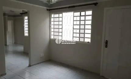 Casa disponível para locação e venda no bairro Custódio Pereira em Uberlândia-MG.