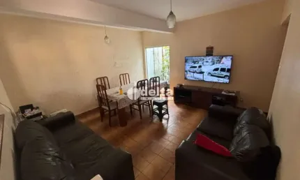 Casa disponível para venda no bairro Santa Rosa em Uberlândia-MG