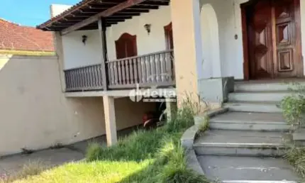 Casa disponível para venda no bairro Centro em Uberlândia-MG