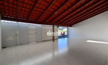 Casa residencial disponível para venda no bairro Jardim Europa em Uberlândia-MG