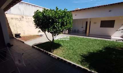 Casa disponível para venda no bairro Santa Mônica em Uberlândia MG