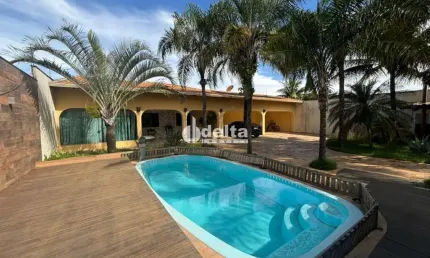 Casa mista disponível para locação e venda no bairro Jardim Karaíba em Uberlândia-MG