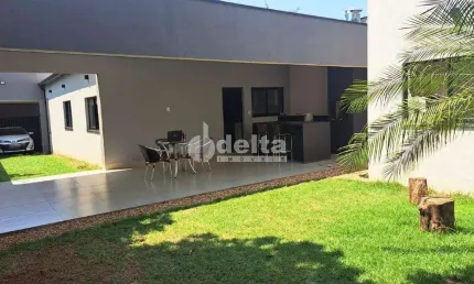 Casa residencial disponível para venda no bairro Morada Nova em Uberlândia-MG