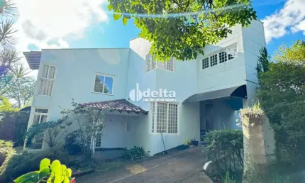 Casa mista disponível para locação e venda no bairro Cidade Jardim em Uberlândia-MG