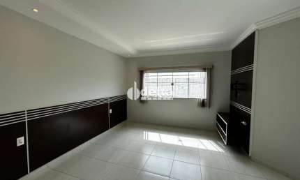 Casa disponível para Locação e venda  no bairro Alto Umuarama em Uberlândia-MG