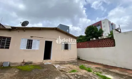 Casa residencial disponível para venda no bairro Umuarama em Uberlândia-MG
