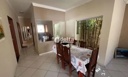 Casa disponível para venda no bairro santa mônica em uberlândia-mg.