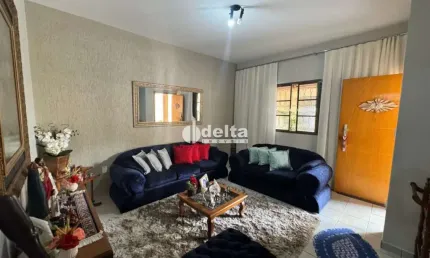 Casa disponível para venda no bairro santa mônica em uberlândia mg