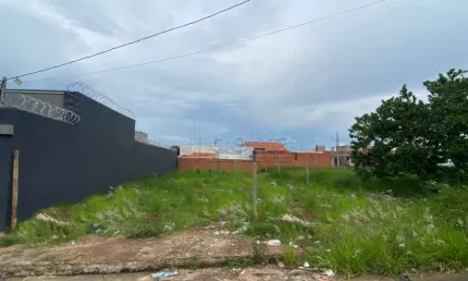 Terreno disponível para venda no bairro Jardim Ipanema em Uberlândia-MG.