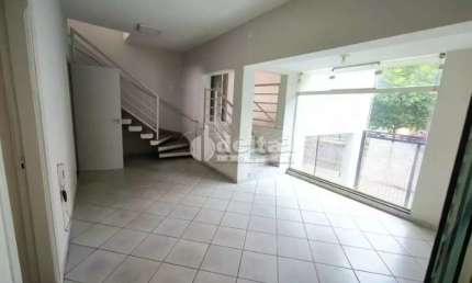 Casa comercial disponível para locação e venda no bairro Tabajaras em Uberlândia-MG.