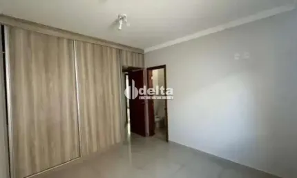 Casa residencial disponível para venda no bairro Jardim Botânico em Uberlândia-MG