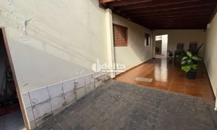 Casa residencial disponível para Venda no bairro Bom Jesus em Uberlândia-MG.
