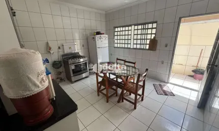 Casa residencial disponível para venda no bairro Roosevelt em Uberlândia-MG.