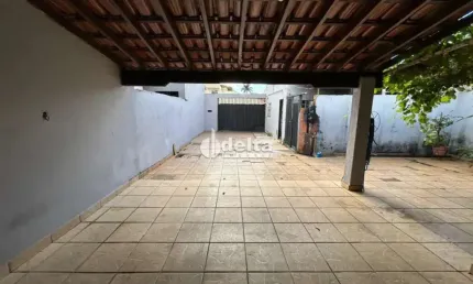 Casa residencial disponível para venda no bairro Jardim das Palmeiras em Uberlândia-MG.
