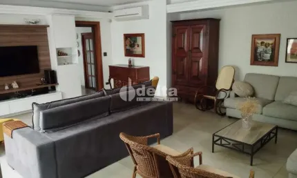 Casa com 3 quartos à venda em Saraiva, Uberlândia 
