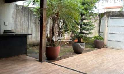 Casa residencial  disponível para venda no bairro Carajás em Uberlândia-MG