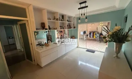 Casa residencial disponível para venda no bairro santa mônica em uberlândia-mg.