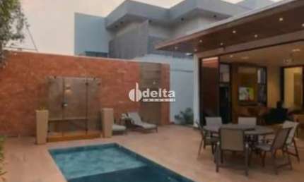 Casa em condomínio disponível para locação e venda no bairro Granja Marileusa em Uberlândia-MG