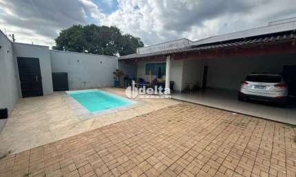 Casa disponível para venda no bairro Cidade Jardim em Uberlândia-MG.