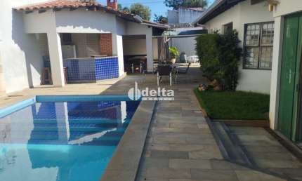 Casa residencial disponível para venda no bairro Cidade Jardim em Uberlândia-MG