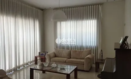 Casa disponível para locação no bairro Centro em Uberlândia-MG