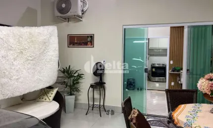Casa residencial disponível para  venda no bairro Cidade Jardim em Uberlândia-MG