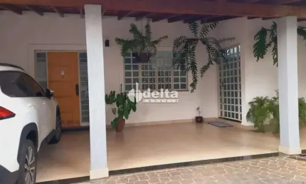 Casa disponível para venda no bairro Santa Mônica em Uberlândia MG