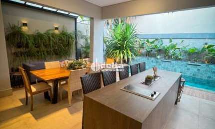 Casa residencial disponível para venda no bairro Gávea em Uberlândia-MG