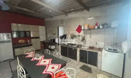 Casa residencial disponível para Locação no bairro Bom Jesus em Uberlândia-MG.