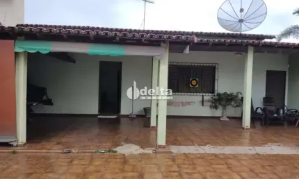 Casa residencial disponível para venda no bairro Santa Mônica em Uberlândia-MG