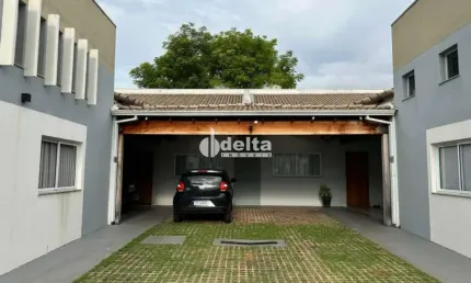 Casa em condomínio fechado com 3 quartos à venda no Alto Umuarama, Uberlândia 