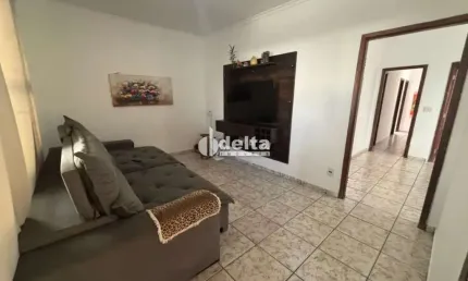 Casa residencial disponível para venda no bairro Jardim Patrícia em Uberlândia-MG.
