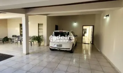 Casa residencial disponível para venda no bairro Custódio Pereira em Uberlândia-MG