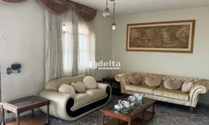 Casa residencial  disponível para venda no bairro Brasil em Uberlândia-MG