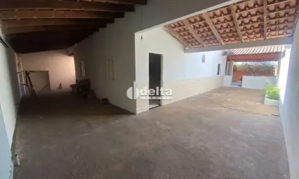 Casa residencial disponível para venda no bairro Jardim Ipanema em Uberlândia-MG