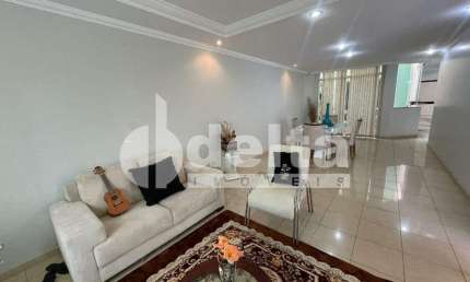 Casa Residencial ou Comercial disponível para locação e venda no bairro Presidente Roosevelt em Uberlândia-MG