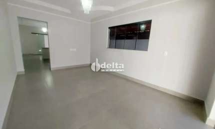 Casa residencial disponível para locação e venda no bairro Alto Umuarama em Uberlândia-MG.